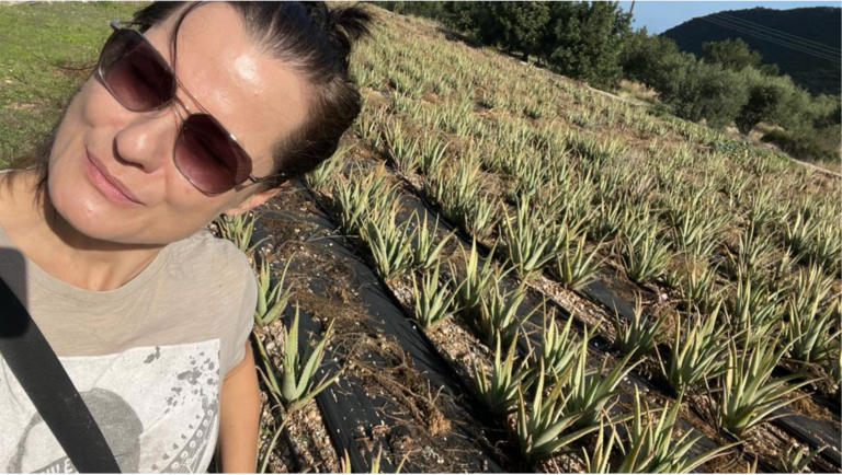 Marika Sokol auf der Aloe Vera Farm in Griechenland