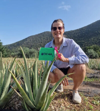 Marika Sokol mit einem Namensschild einer Crowdfarming Kunden auf der Farm